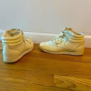 Reebok size 7 cream/light yellow leather sneakers